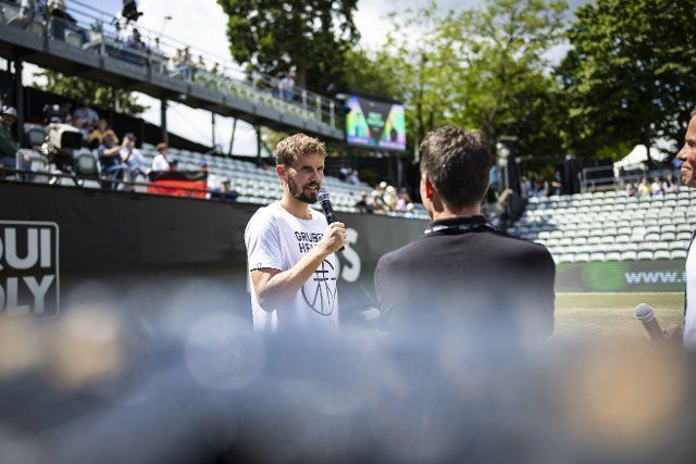 10 June 2022, Baden-Wuerttemberg, Stuttgart: Tennis: ATP Tour - Stuttgart, Doubles, Men, Quarterfinals. Oscar Otte from Germany is on center court giving an interview after his opponent for the quarterfinals, Benjamin Bonzi from France, could not play due to injury. Photo: Tom Weller\/dpa