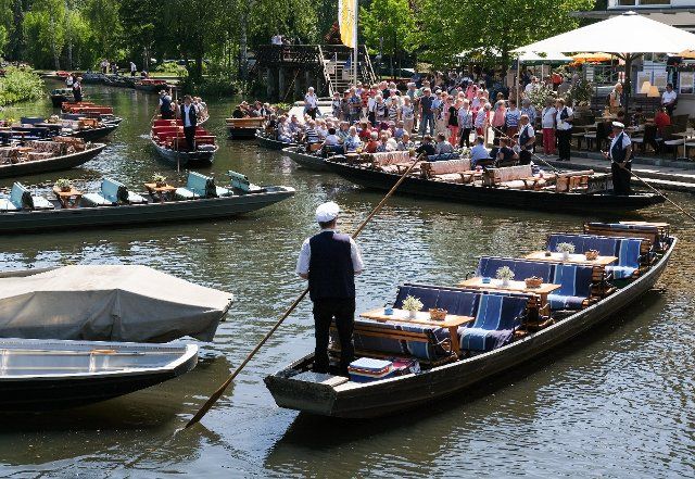 11 June 2022, Brandenburg, Lübbenau: Numerous tourists board Spreewald barges in the Great Harbor, which offer tours of the Spreewald. This weekend, events of the Lübbenau Summer of Culture will take place here. Photo: Jens Kalaene\/dpa