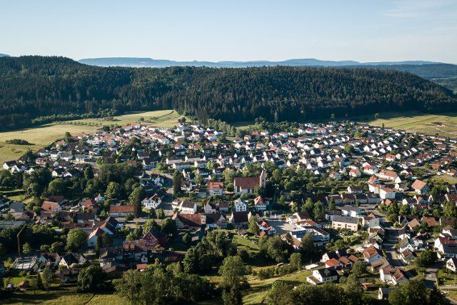 12 June 2022, Baden-Wuerttemberg, Rottweil: A village near Rottweil in morning light. Photo: Silas Stein