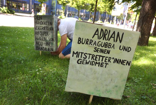 12 June 2022, Bavaria, Munich: As a protest against the policies of the G7 countries, climate activists are placing so-called memorial stones in front of Siemens headquarters, which read, among other things, "Dedicated to Adrian Burragubba and his comrades-in-arms. Photo: Karl-Josef Hildenbrand\/dpa