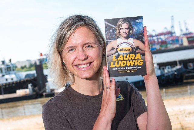 02 August 2022, Hamburg: Laura Ludwig, beach volleyball player, presents her book "Gold is a Question of Faith" at the harbor. Photo: Daniel Bockwoldt\/dpa