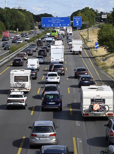 06 August 2022, North Rhine-Westphalia, Leverkusen: There is heavy traffic on the A3 autobahn at the Leverkusen intersection. On the last weekend of the summer vacations before the start of school on August 10, 2022 in North Rhine-Westphalia, the ADAC North Rhine-Westphalia expects increased return traffic. Photo: Roberto Pfeil\/dpa