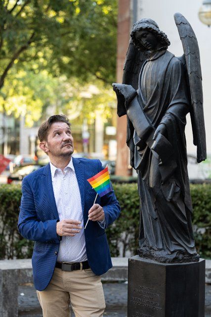 11 August 2022, Hessen, Frankfurt\/Main: Georgios Kazilas, Lesbian and Gay Association (LSVD), stands at the monument "Frankfurter Engel", the memorial homosexual persecution. Near the Zeil is the so-called Bermuda Triangle, the queer quarter of Frankfurt. Recently, there have been attacks on people from the LGBTQIA+ community. Photo: Hannes P. Albert\/dpa