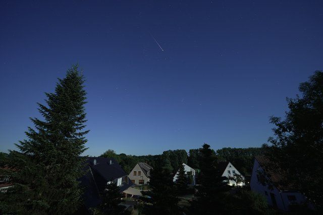 12 August 2022, Lower Saxony, Harpstedt: A shooting star burns up in the night sky. Saturday morning is expected to be the peak of the Perseid shooting stars. Earth flies through the debris cloud of a comet these days. Photo: Thomas Lindemann\/dpa