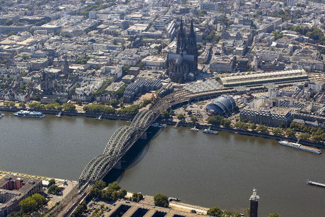11 August 2022, North Rhine-Westphalia, Cologne: The Rhine flows past the cathedral and the main train station. Photo: Christoph Reichwein\/dpa