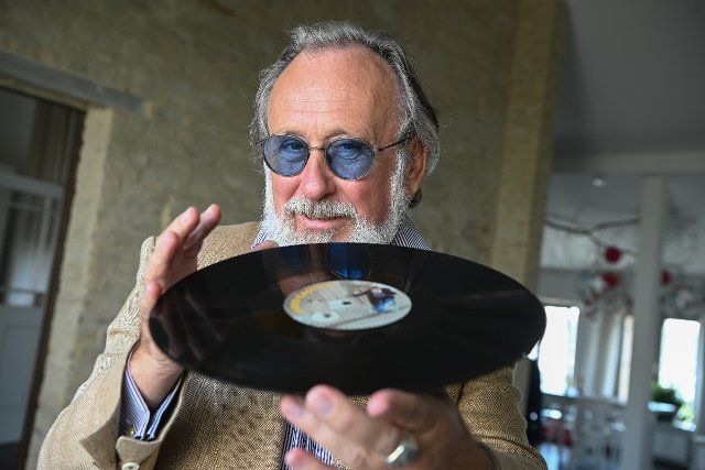 08 August 2022, Berlin: The musician and actor Friedrich Liechtenstein holds a record in his hands in his apartment in Mitte. His new album "Good Gastein" with songs and spoken words will be released on 19.08.2022. Photo: Jens Kalaene\/dpa