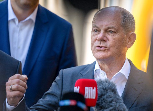 12 August 2022, Brandenburg, Potsdam: German Chancellor Olaf Scholz (SPD) talks to media representatives during his visit to the Potsdam South cogeneration plant of Stadtwerke Potsdam. The Chancellor learned about the use of solar and geothermal energy for heat supply, EWP\