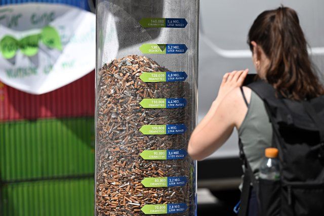 12 August 2022, North Rhine-Westphalia, Duesseldorf: Cigarette butts piled up in a plastic column. The environmental organization "RhineCleanUp" wants to collect discarded cigarettes during "butt week" and display them in a butt column. Scientific studies have shown that one discarded cigarette can contaminate around 40 liters of groundwater. Photo: Federico Gambarini\/dpa