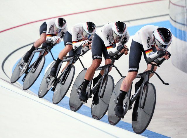 12 August 2022, Bavaria, Munich: Track cycling: European Championships, exhibition hall C1, team pursuit, 4000 meters, men, Tobias Buck-Gramcko, Nicolas Heinrich, Theo Reinhardt and Leon Rohde (Germany) win the race and qualify. Photo: Soeren Stache\/dpa