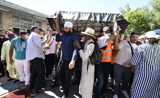 12 August 2022, North Rhine-Westphalia, Dortmund: The coffin of the 16-year-old, who died after being shot by police, is carried by mourning people at the Abu Bakr mosque. The local community celebrates with the memorial service farewell to the young man. Photo: Roberto Pfeil\/dpa