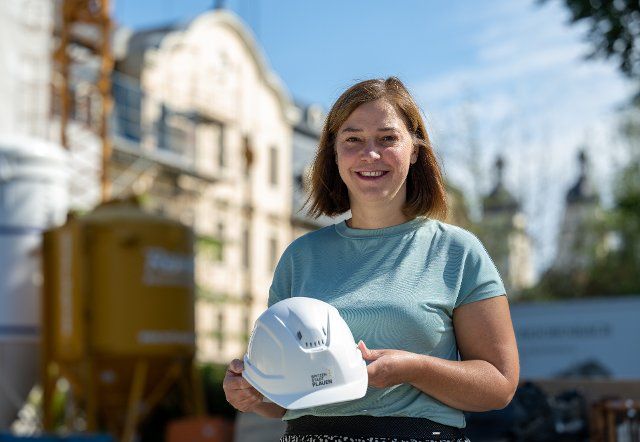 12 August 2022, Saxony, Plauen: Yvonne Magwas (CDU), Vice President of the German Bundestag, stands in front of the construction site of the Weisbach House in Plauen. Magwas has campaigned for the project to be supported with federal funds. The building in the style of the Franconian late baroque was erected from 1777 as a manufactory building of a calico printing works. The buildings form an important part of Saxony\
