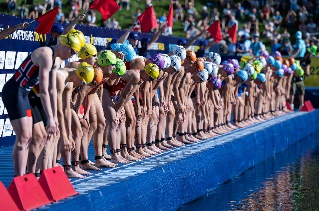 12 August 2022, Bavaria, MŸnchen: European Championships, European Championship, triathlon, individual race, women, at the Olympic Park. The participants in action at the start. Photo: Sven Hoppe\/dpa