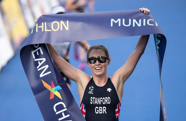 12 August 2022, Bavaria, MŸnchen: European Championships, European Championship, Triathlon, Individual Race, Women, at the Olympic Park. Non Stanford from Great Britain cheers at the finish line. Photo: Sven Hoppe\/dpa