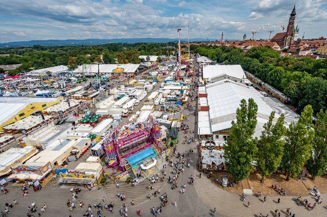 13 August 2022, Bavaria, Straubing: Numerous rides and beer tents are located on the grounds of the Gäubodenvolksfest. The Gäubodenvolksfest is considered the second largest folk festival in Bavaria and lasts until August 22. Photo: Armin Weigel\/dpa