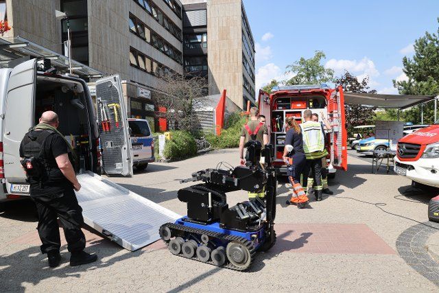 15 August 2022, Lower Saxony, Königslutter: A defusing robot drives into a vehicle. A dummy bomb was found at the Königslutter clinic on Monday. (to dpa: "Clinic evacuated after alleged bomb discovery - police give all-clear") Photo: Rudolf Karliczek\/dpa