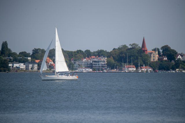16 August 2022, Mecklenburg-Western Pomerania, Stralsund: A sailboat sails in sunny weather in Strelasund off the island of Rügen. The Strelasund separates the island of Rügen from the mainland near Stralsund. Photo: Stefan Sauer\/dpa
