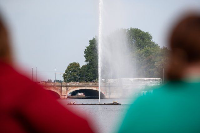 16 August 2022, Hamburg: The Alster fountain on the Binnenalster is still bubbling. It is to be switched off in September as part of the energy-saving measures presented by the Senate. Photo: Jonas Walzberg\/dpa