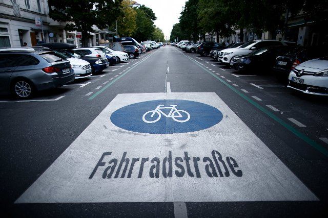 16 August 2022, Berlin: Reference to the bicycle street Stargarder Straße in the district Prenzlauer Berg. The Traffic Court Conference will be held in Goslar on Aug. 17. The focus of this conference is on road safety for cyclists and cannabis in road traffic. Photo: Carsten Koall\/dpa