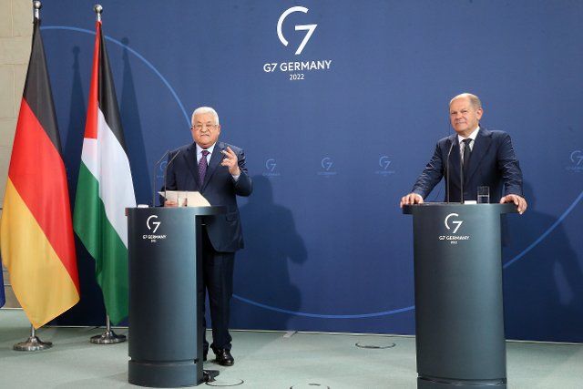 16 August 2022, Berlin: German Chancellor Olaf Scholz (SPD) and Mahmoud Abbas (l), President of the Palestinian Authority, answer questions from journalists at a press conference after their talks. Photo: Wolfgang Kumm\/dpa