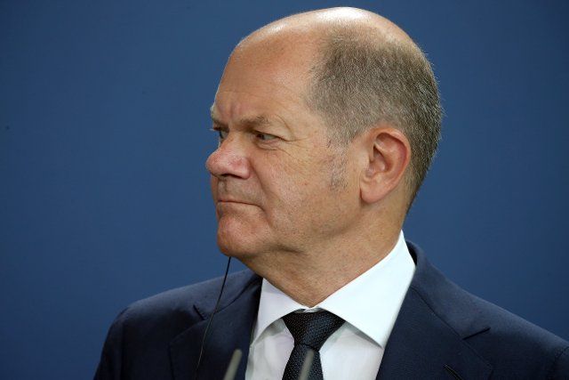 16 August 2022, Berlin: Chancellor Olaf Scholz (SPD) tensely listens to the remarks of the President of the Palestinian Authority, after their conversation at a press conference in the Chancellor\