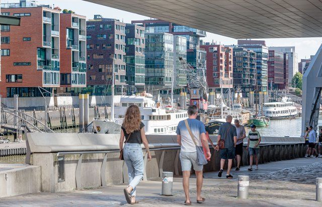 15 August 2022, Hamburg: View of the residential development at Sandtorhafen. Photo: Markus Scholz\/dpa\/picture alliance\/dpa | Markus Scholz