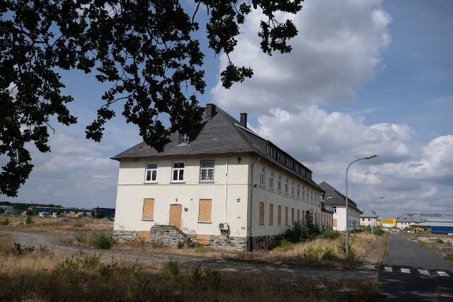 19 August 2022, Hessen, Erlensee: These buildings on the former airfield in Erlensee are still unused. A feasibility study is currently being conducted to clarify whether the site should be given a rail siding again. (to dpa "24 old rail lines on the test bench") Photo: Boris Roessler\/dpa