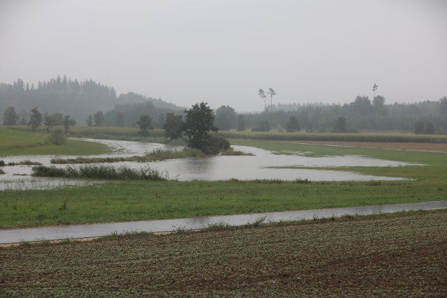 19 August 2022, Baden-Wuerttemberg, Schnürpflingen: After rainfall, the Weihung River south of Ulm in the Alb-Donau district overflowed its banks. (to dpa: "Rains fill up some waters - but not permanently") Photo: Ralf Zwiebler\/dpa