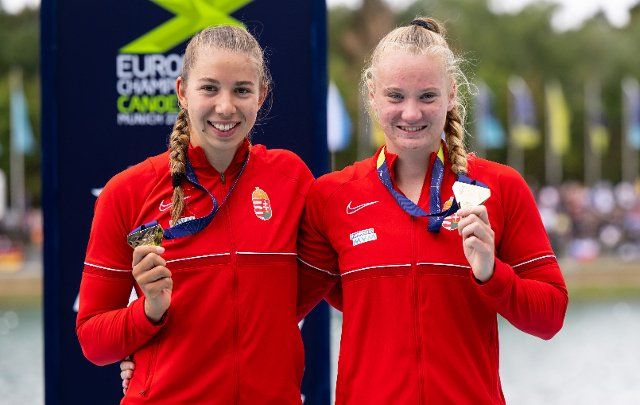 19 August 2022, Bavaria, Munich: European Championships, European Championship, Canoe, K2 1000m, Women, Final, at the Olympic regatta facility Oberschleißheim. Eszter Rendessy (r) and Emese Kohalmi from Hungary are happy about the gold medal at the award ceremony. Photo: Sven Hoppe\/dpa