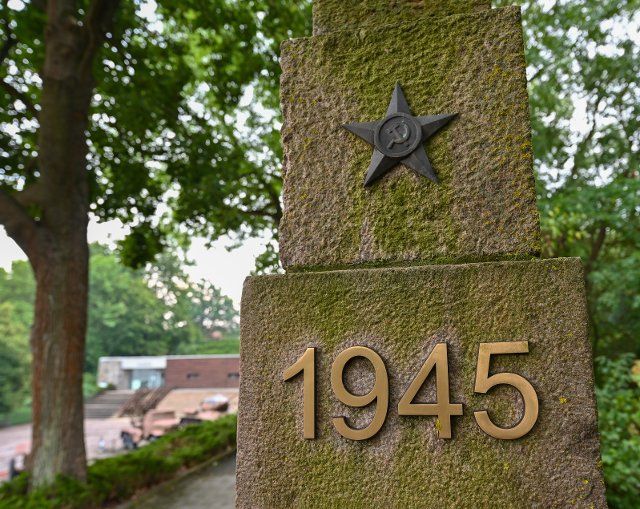 19 August 2022, Brandenburg, Seelow: On a stone pillar of the memorial "Seelower Heights" a Soviet star with hammer and sickle and the year 1945 can be seen. On the same day, the new memorial concept "Seelower Heights \
