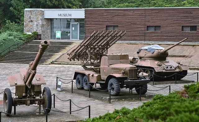 19 August 2022, Brandenburg, Seelow: Soviet war technology from the Second World War is on the grounds of the memorial "Seelower Heights". Besides a howitzer "152-mm-Haubitze M1943 (D-1)" (l-r) and a projectile launcher "BM-13-16NM" also a T-34 tank. On the same day, the new memorial concept "Seelower Heights \