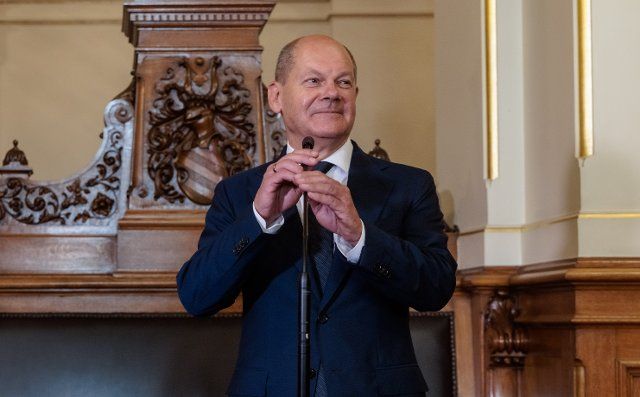 19 August 2022, Hamburg: German Chancellor Olaf Scholz (SPD) makes a brief statement at Hamburg City Hall after the meeting of the Parliamentary Investigation Committee on the Cum-Ex affair, in which he was questioned as a witness. Photo: Markus Scholz\/dpa