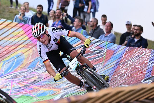 19 August 2022, Bavaria, Munich: European Championships, European Championship, Cycling\/Mountain Bike, Cross-Country, Men. David List from Germany on the track. Photo: Angelika Warmuth\/dpa