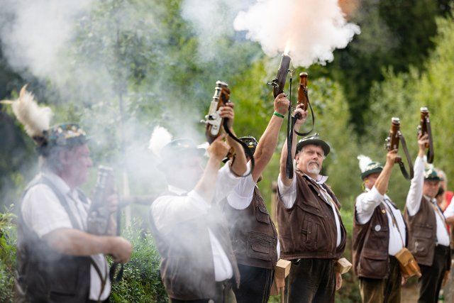 19 August 2022, Thuringia, Rudolstadt: Firecrackers open the Rudolstädter Vogelschießen, the largest carnival in Thuringia. First held in August 1722, the folk festival celebrates its anniversary this year. Photo: Michael Reichel\/dpa
