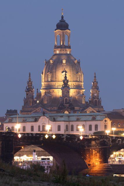 19 August 2022, Saxony, Dresden: Brightly lit is the Frauenkirche in front of the Augustusbrücke. Due to the acute energy crisis, the evening exterior lighting of the church will be switched off from August 21, 2022. Photo: Sebastian Kahnert\/dpa