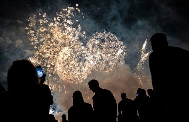 19 August 2022, Baden-Wuerttemberg, Ostfildern: At the beginning of the International Fireworks Festival "Flaming Stars" in Scharnhäuser Park, numerous visitors watch the opening fireworks display by the pyrotechnicians of Feuerwerke Jost from Austria. Photo: Christoph Schmidt\/dpa