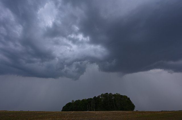 26 August 2022, Brandenburg, Sieversdorf: A thunderstorm cell moves across the landscape. Photo: Patrick Pleul\/dpa