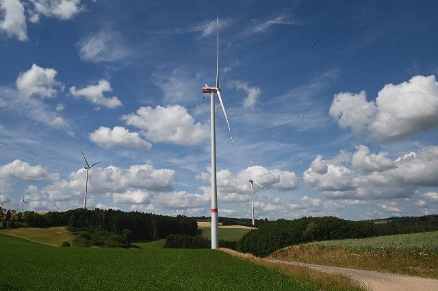 25 June 2022, Rhineland-Palatinate, Pronsfeld: A wind power plant, wind turbine of the company ABO Wind AG, a project development company for plants of energy supply from renewable energy sources stands in the landscape Photo: Horst Galuschka\/dpa