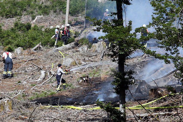 18 July 2022, Bavaria, Mespelbrunn: Firefighters extinguish a forest fire. According to police, the fire on about 800 square meters was under control in the afternoon, the cause initially unknown. (to dpa "Forests and fields burn in Lower Franconia") Photo: Ralf Hettler\/dpa