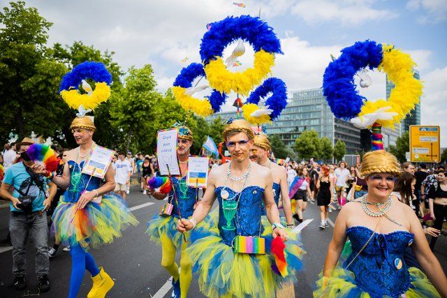 23 July 2022, Berlin: Headdress in the colors of Ukraine with dove of peace Photo: Christoph Soeder\/dpa