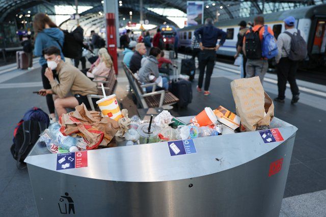 11 July 2022, Berlin: A full trash can early in the morning at the main station. Photo: Joerg Carstensen\/dpa