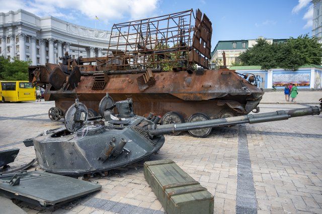 25 July 2022, Ukraine, Kiew: On Michael Square in the city center there is a destroyed Russian tank. in front of it there is a turret of an armored personnel carrier. Photo: Christophe Gateau\/dpa