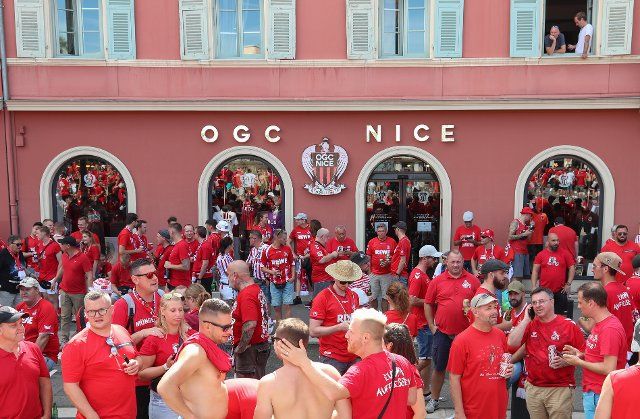 08 September 2022, France, Nizza: Soccer: UEFA Europa Conference League, OGC Nice - 1. FC Köln, Group D, Matchday 1. Fans of Cologne meet at the Fontaine du Soleil sight in front of a fan store of the opponent from Nice. Photo: dpa