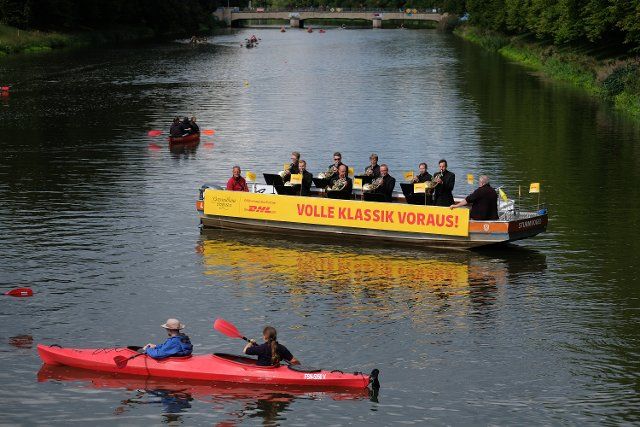 10 September 2022, Saxony, Leipzig: Musicians of the Gewandhaus Orchestra play on the Elster flood bed from a boat. Supported by the logistics partner of the Gewandhaus, music will be played from various stations on Leipzig\
