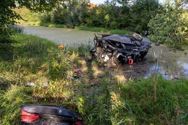 21 September 2022, Bavaria, Weichs: A 7-series BMW torn into several pieces after an accident is seen at the scene of the accident. A man crashed his car into a tree near Weichs (Dachau district) and died. Photo: Schmelzer\/vifogra\/dpa