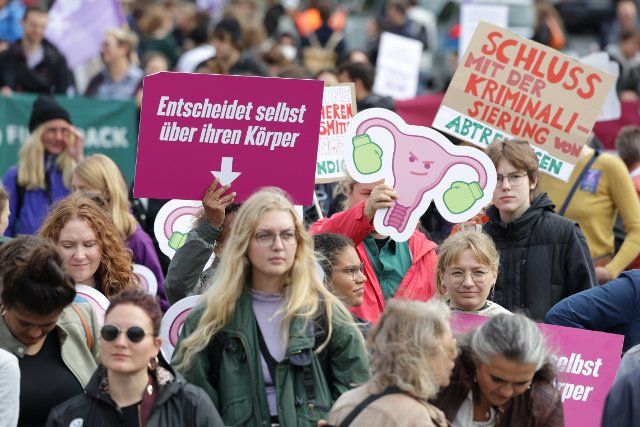 17 September 2022, Berlin: Numerous people take part in a demonstration for the right to abortions in Paris Square. Photo: Jörg Carstensen\/dpa