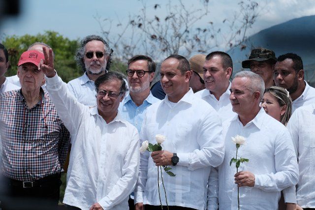 26 September 2022, Colombia, Cucuta: Gustavo Petro (2nd from left), President of Colombia, makes the peace sign during a ceremony to reopen the border with Venezuela. The first truck crossed the international Simon Bolivar Bridge into the neighboring country in seven years. Photo: Antonio Torrado\/dpa