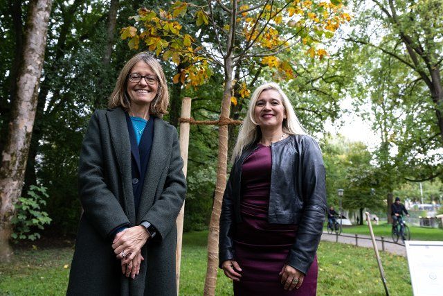 27 September 2022, Bavaria, Munich: Jill Gallard (l), British Ambassador to Germany, and Melanie Huml (CSU), Minister for Europe of Bavaria, plant a horse chestnut in the English Garden in memory of the late Queen Elizabeth II. Photo: Sven Hoppe\/dpa