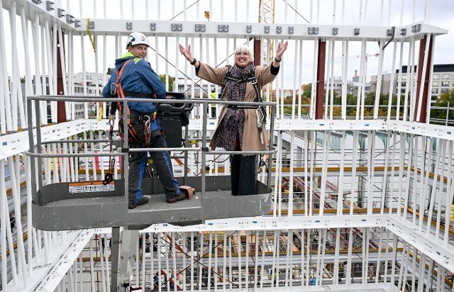 27 September 2022, Berlin: Senior steel erector Felix Sieger shows Claudia Roth (Bündnis 90\/Die Grünen), Minister of State for Culture, the construction sections for the 20-meter-high tower from a cherry picker at the start of construction for the extension to the Bauhaus Archive \/ Museum of Design. Photo: Britta Pedersen\/dpa