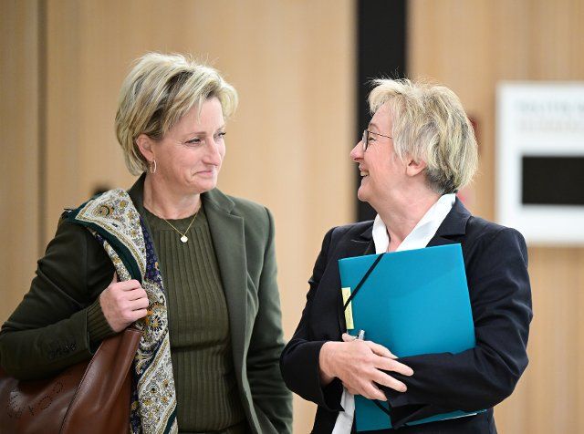 27 September 2022, Baden-Wuerttemberg, Stuttgart: Nicole Hoffmeister-Kraut (l. CDU), Minister of Economics of Baden-Württemberg and Theresia Bauer (Bündnis 90\/Die Grünen), Minister of Science of Baden-Württemberg talk in the state parliament before a government press conference. Photo: Bernd Weißbrod\/dpa