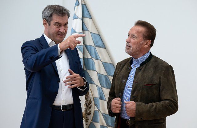 27 September 2022, Bavaria, Munich: Markus Söder (l, CSU), Prime Minister of Bavaria, receives Arnold Schwarzenegger, actor and former governor of California, for the Blue Panther (Bavarian Film Award) ceremony. Photo: Sven Hoppe\/dpa
